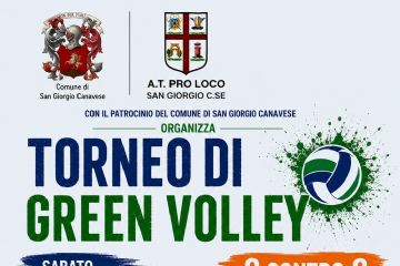 Manifesto promozionale di un torneo di pallavolo con sfondo bianco e grafica nei colori blu, verde e arancione.

Nella parte superiore sono presenti gli stemmi del Comune di San Giorgio Canavese e della A.T. Pro Loco San Giorgio C.se, con la dicitura: "Con il patrocinio del Comune di San Giorgio Canavese".

Al centro campeggia il titolo, in caratteri molto grandi: "Torneo di Green Volley", affiancato dall'immagine stilizzata di un pallone da pallavolo. A destra compare la scritta "3 contro 3" su sfondo arancione.

Sotto il titolo è riportata la data dell'evento: sabato 18 luglio 2025. Più in basso è indicato l'orario di inizio: dalle ore 14.30.

Sul lato sinistro, accompagnate da icone colorate, sono elencate le principali informazioni:

torneo di pallavolo 3 contro 3, dedicato al divertimento, allo sport e allo spirito di squadra;
presenza di bar e street food per tutta la giornata;
premi per le squadre vincitrici;
per le iscrizioni è possibile contattare Daniela e Andrea.

Nella parte inferiore è indicato il luogo dell'evento: Campo di Sant'Anna, San Giorgio Canavese.

In basso a destra sono riportati i recapiti telefonici:

Daniela: 340 2613373
Andrea: 340 9132968

La parte destra del manifesto è occupata da un'illustrazione stilizzata di tre giocatori di pallavolo in verde, arancione e blu intenti a disputare un'azione di gioco sopra la rete, con schizzi di colore che richiamano l'energia e il movimento dello sport.