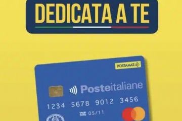 Immagine con sfondo giallo. In alto, una scritta blu con lettere maiuscole gialle recita “Dedicata a te”, sottolineata dai colori della bandiera italiana. Sotto la scritta compare una carta blu di Poste Italiane con il logo “Postamat”, il chip e il logo Mastercard