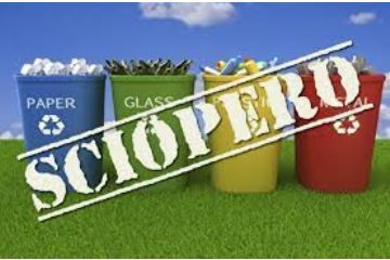 Quattro bidoni per la raccolta differenziata sono disposti all’aperto su un prato verde, con un cielo azzurro sullo sfondo. Da sinistra a destra i contenitori sono: blu per la carta, verde per il vetro, giallo per la plastica e rosso per i rifiuti non riciclabili. Ognuno è riempito con materiale corrispondente al tipo di raccolta. Sopra i bidoni, in diagonale e in grande evidenza, compare la scritta bianca “SCIOPERO”, come un timbro sovrapposto all’immagine.