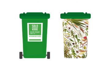 Immagine con due bidoni verdi per la raccolta del verde affiancati su sfondo chiaro.

A sinistra: bidone verde con ruote e coperchio chiuso; sull’etichetta si legge “SOLO VERDE” con indicazioni per sfalci, foglie e piccoli residui vegetali.

A destra: lo stesso bidone rappresentato in modo trasparente o aperto, mostrando all’interno foglie, rami, erba tagliata e altri scarti vegetali.