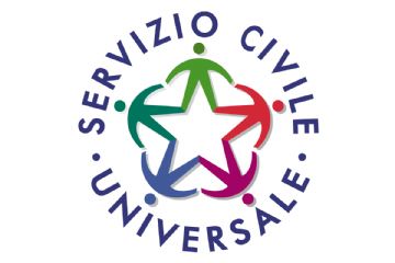 Logo con fondo chiaro e forma circolare. Al centro c’è una stella bianca a cinque punte, circondata da cinque figure stilizzate di persone disposte in cerchio, ognuna di colore diverso (verde, rosso, viola, blu e verde scuro), con piccoli cerchi a rappresentare le teste. Le figure si collegano tra loro formando una composizione armoniosa e inclusiva. Attorno al simbolo, in lettere maiuscole blu, compare la scritta “SERVIZIO CIVILE UNIVERSALE”, disposta lungo il perimetro circolare.