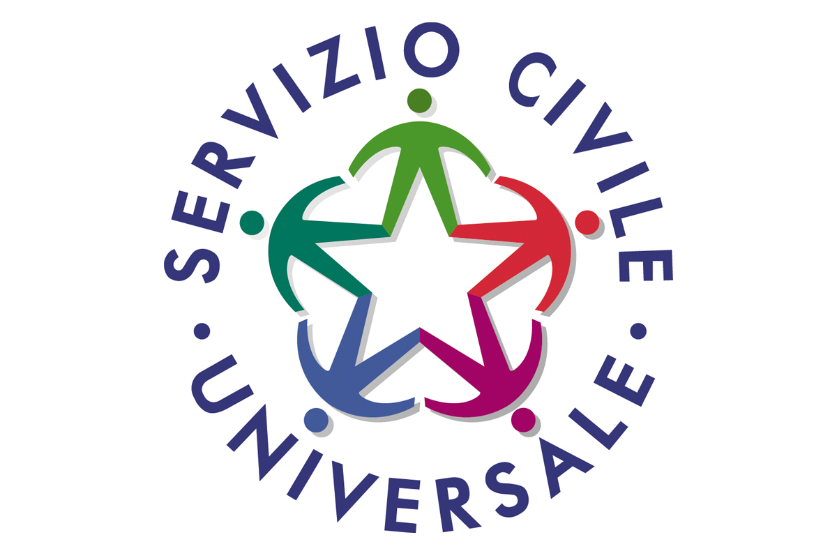 Logo con fondo chiaro e forma circolare. Al centro c’è una stella bianca a cinque punte, circondata da cinque figure stilizzate di persone disposte in cerchio, ognuna di colore diverso (verde, rosso, viola, blu e verde scuro), con piccoli cerchi a rappresentare le teste. Le figure si collegano tra loro formando una composizione armoniosa e inclusiva. Attorno al simbolo, in lettere maiuscole blu, compare la scritta “SERVIZIO CIVILE UNIVERSALE”, disposta lungo il perimetro circolare.