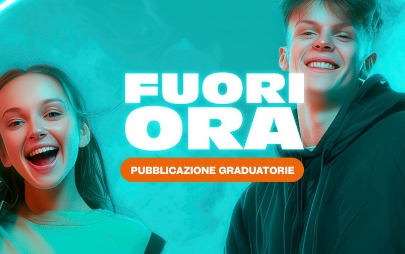 Grafica promozionale con un ragazzo e una ragazza sorridenti su sfondo azzurro/neon. Al centro compare il testo "FUORI ORA" in bianco e, sotto, "PUBBLICAZIONE GRADUATORIE" all'interno di un riquadro arancione.