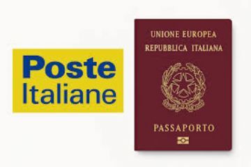 L'immagine mostra, su uno sfondo bianco uniforme, due elementi accostati in orizzontale. A sinistra si trova il logo ufficiale di Poste Italiane, composto da un rettangolo giallo con la scritta blu disposta su due righe: "Poste" sopra e "italiane" sotto. A destra è raffigurata la copertina di un passaporto italiano elettronico di colore rosso bordeaux. Sulla copertina del passaporto sono visibili le scritte dorate "UNIONE EUROPEA" e "REPUBBLICA ITALIANA" in alto, l'emblema della Repubblica Italiana al centro, e la scritta "PASSAPORTO" in basso, sopra il simbolo del microchip per i documenti elettronici.