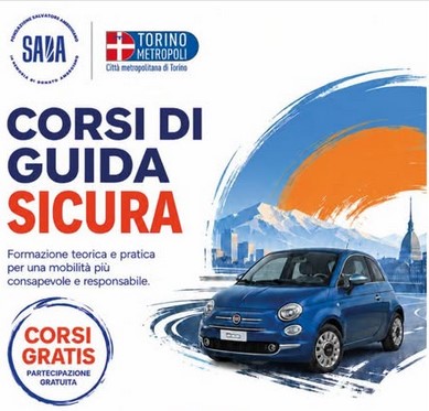 Locandina dei ‘Corsi di guida sicura’ con i loghi SARA e Torino Metropoli. A destra, un’auto blu su una strada stilizzata con lo sfondo delle montagne e della città di Torino. Il testo informa che i corsi offrono formazione teorica e pratica per una mobilità più consapevole e responsabile e che la partecipazione è gratuita