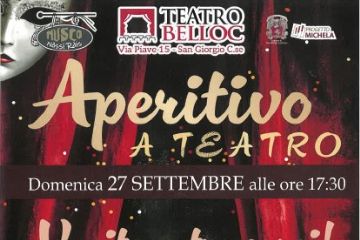 L'immagine è una locandina per un evento intitolato "Aperitivo a Teatro", che si terrà domenica 27 settembre alle ore 17:30 presso il Teatro Belloc, situato in Via Piave 15 a San Giorgio C.se. Il testo principale invita il pubblico a partecipare all'evento per scoprire la nuova stagione teatrale 2026-2027 e la stagione letteraria del Museo Nòssi Ràis. L'evento si concluderà con un aperitivo. L'ingresso è libero, ma fino ad esaurimento dei posti disponibili. La locandina è decorata con elementi grafici che richiamano il tema teatrale, come un sipario rosso e dettagli di luci scintillanti. In basso sono riportati i contatti per maggiori informazioni: un numero di telefono e un indirizzo e-mail per il Teatro Belloc. Inoltre, sono visibili i loghi di vari sponsor e collaboratori, tra cui il ristorante "La Luna" e "Nuova Agraria". L'evento è pensato per chi vuole conoscere in anteprima le proposte culturali per la stagione, in un'atmosfera conviviale e informale.
