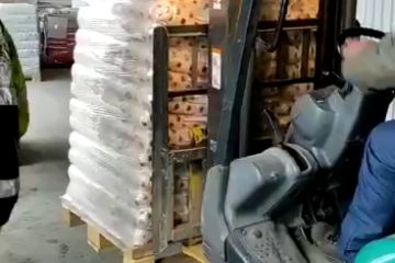 Invio della prima spedizione di generi alimentari alla città di Uzhorod.