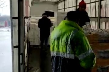 Invio della prima spedizione di generi alimentari alla città di Uzhorod.
