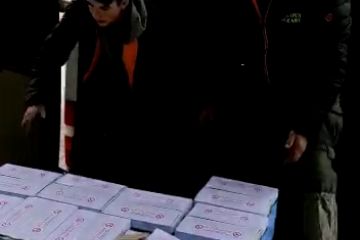 Invio della prima spedizione di generi alimentari alla città di Uzhorod.