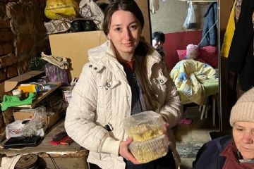Invio della prima spedizione di generi alimentari alla città di Uzhorod.