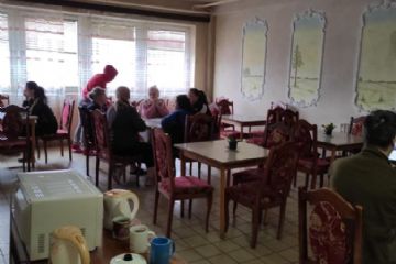 Invio della prima spedizione di generi alimentari alla città di Uzhorod.