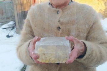 Invio della prima spedizione di generi alimentari alla città di Uzhorod.